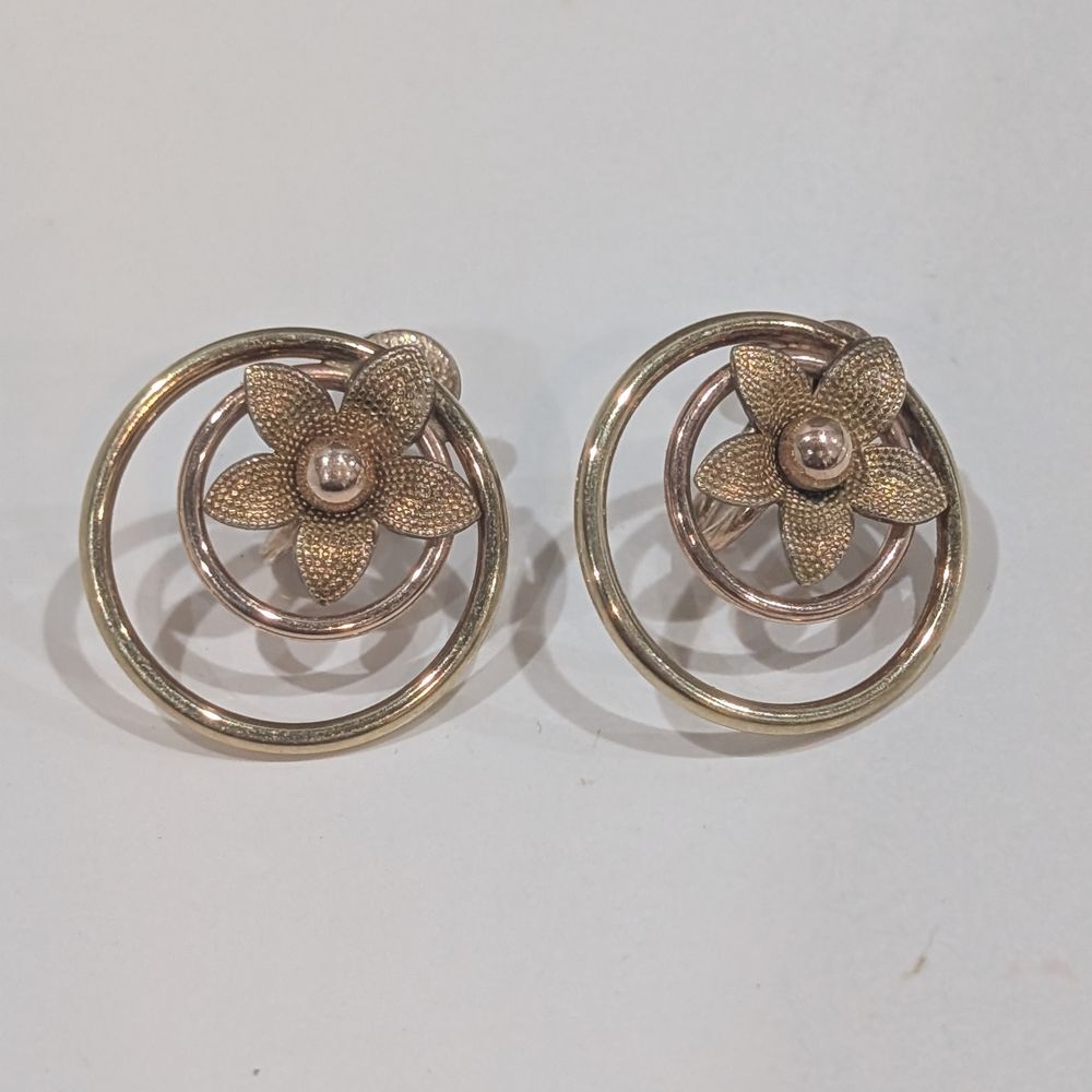 Vintage Dainty Gold Tone Floral Screwback Earrings, 3D Flower 1" Round